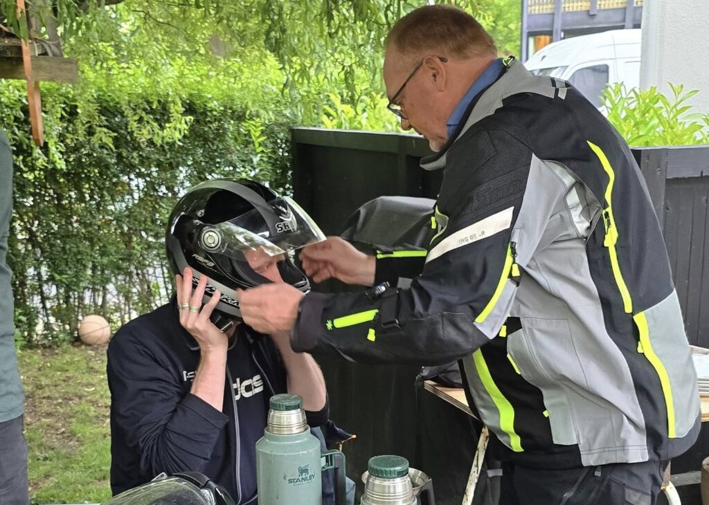En mand prøver en motorcykelhjelm