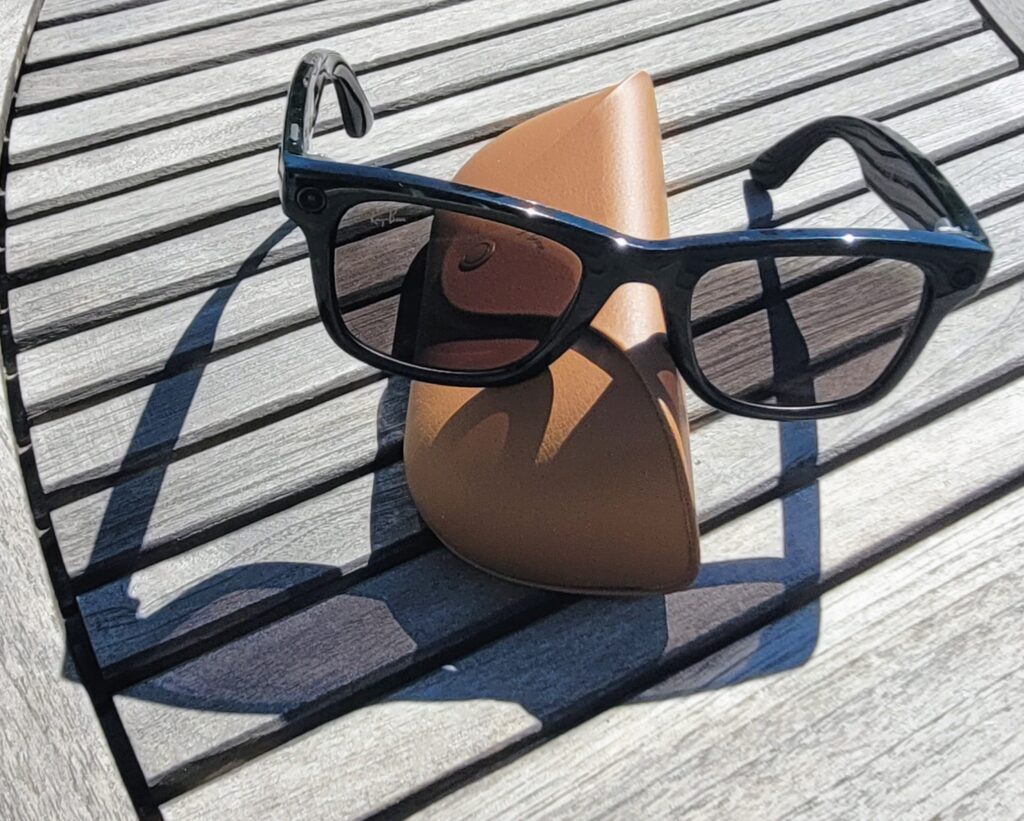 Briller på et bord udenfor i solen