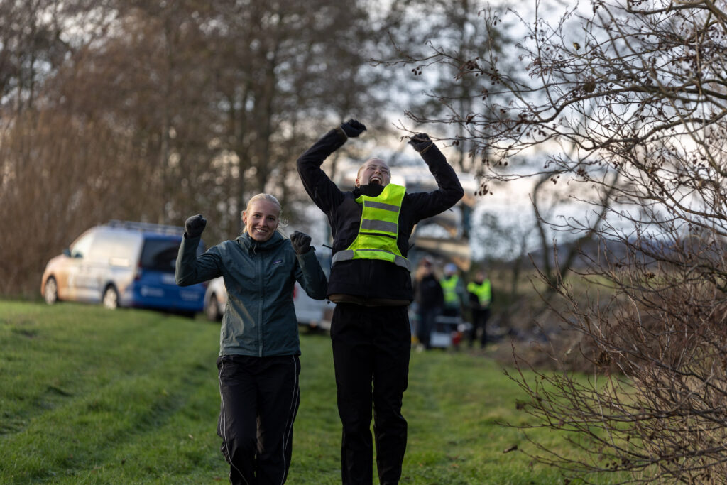 To unge kvinder ude i naturen hopper i glæde