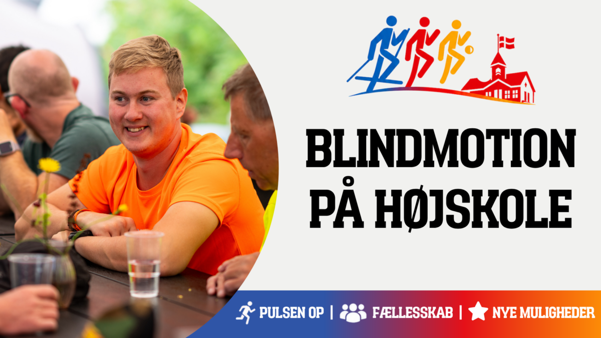 Blindmotion på højskole. en glad mand ved et bord snakker med andre mennesker