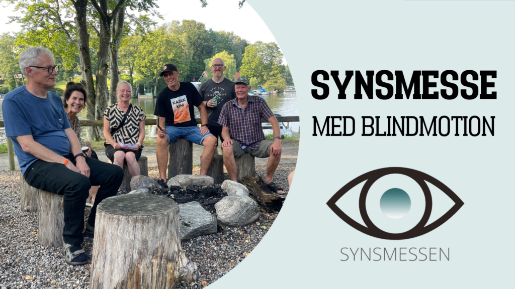Tekst: Synsmesse. Billede: 5 mennesker sidder udenfor og smiler mod kameraet
