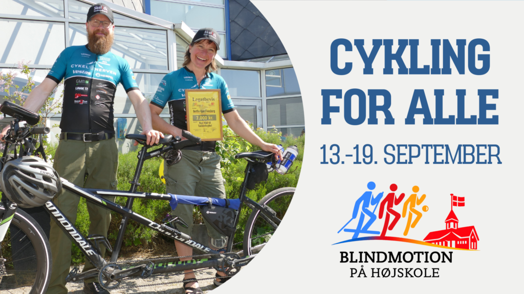 Et billede af to smilende mennesker som står med en tandem cykel