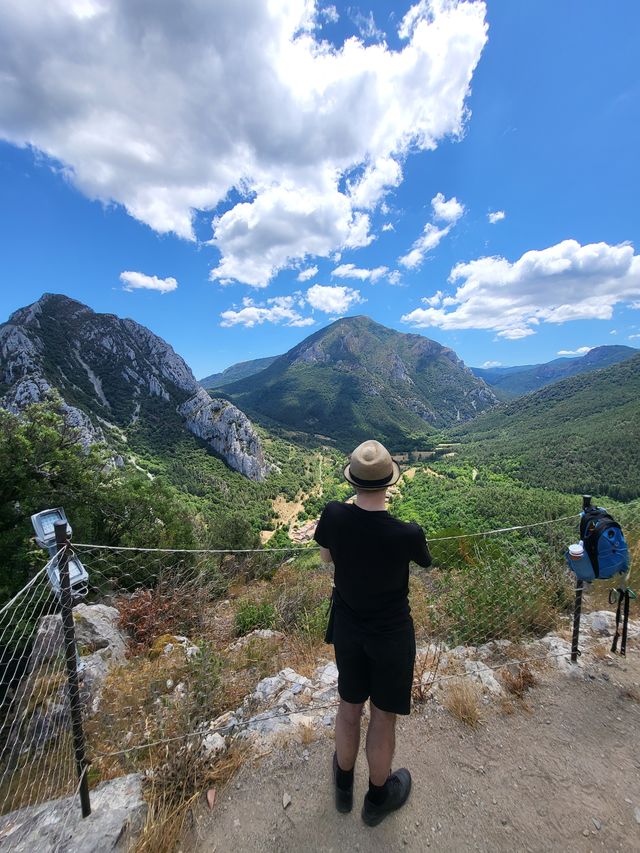 Mads bagfra med udsigt fra Château de Puilaurens